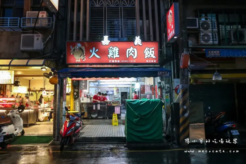 超人氣便當可以選四樣配菜，必點雞肉便當加一盒火雞翅，配上薑絲蒜泥辣椒就很滿足！三重好吃便當推薦