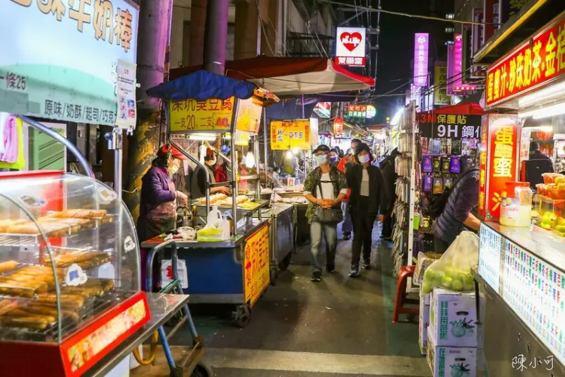 晚上才營業，三重生意超好的麵線攤！奇妙的鴨血、烤臭豆腐和魚酥麵線，想吃就來一碗三寶麵線吧！