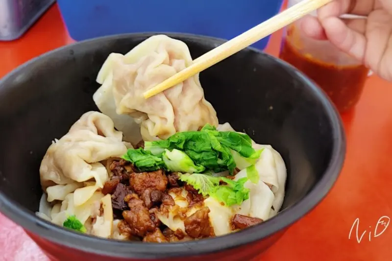 [高雄新興]廣招英溫州餛飩-信守店。大餛飩湯&滷肉燥抄手