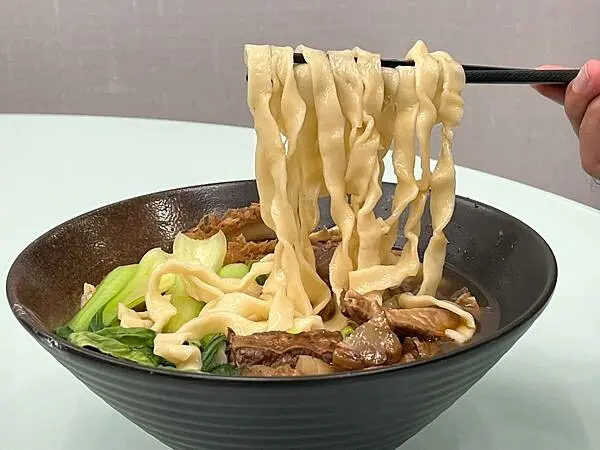 ＋（左營美食）芳雲齊魯家牛肉麵～吮指回味眷村美味！ 精燉牛三