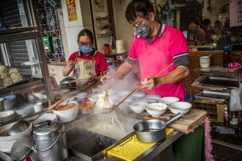 宜蘭縣羅東鎮羅東帝爺廟口喥咕麵｜據說排隊會等到打磕睡的乾拌麵，餛飩魚丸湯必點！