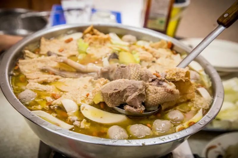 曾家薑母鴨｜老饕才知道！地點很偏僻但人氣超高的大鋼盆薑母鴨