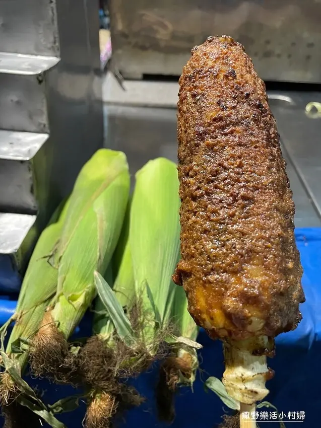 阿嬤的手工碳火直烤【黑連烤玉米】獨門醬汁超大器，刷醬不手軟｜宜蘭員山美食