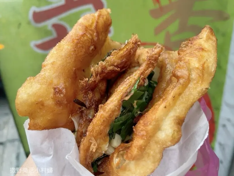 礁溪龍潭美食》新鮮蔥花灑滿滿【日香炸彈蔥油餅】招待免費紅茶喝到飽
