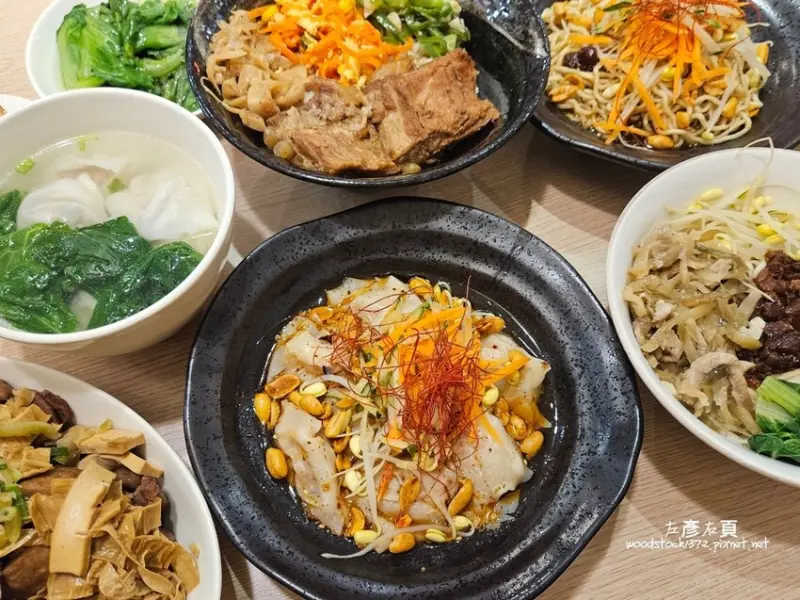 台南安平區《麗琴小吃》｜川香麻味＃油潑辣子麵，軟嫩鹹香＃嫩骨飯，不必為了吃飯還是吃麵左右為難，這裡通通有｜菜單