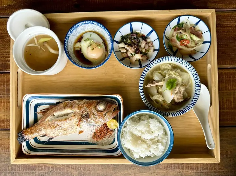 【台灣，宜蘭縣，冬山鄉】二漁咖啡-鮮魚定食，山腳下的文青風咖啡館，有讓人放鬆的優美環境，還有當日漁港