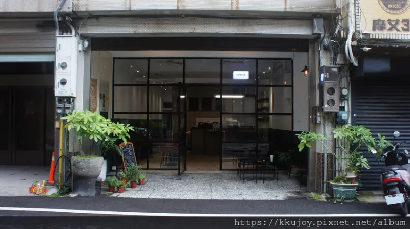 PONGPIG COFFEE | 早午餐|新竹遠百商圈|巷弄咖啡|舒服系禪風包種茶手工磅蛋糕|手作漢堡排|咖啡拿鐵|A2beta酪蛋白牛乳|好好休憩、再出發!!