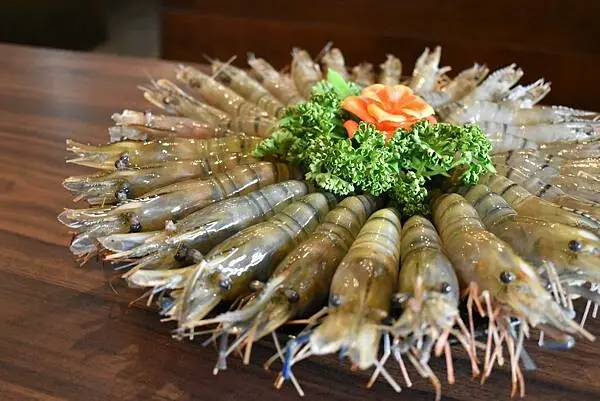 高雄美食【秘町無煙炭火燒肉 澄清店】799元的銀座之宴就有泰國蝦吃到飽，安格斯羽下肉，濕式熟成菲力牛，日本甜蝦刺身，牛舌，橫膈膜((附菜單 - 壽司羊 的 美食旅行