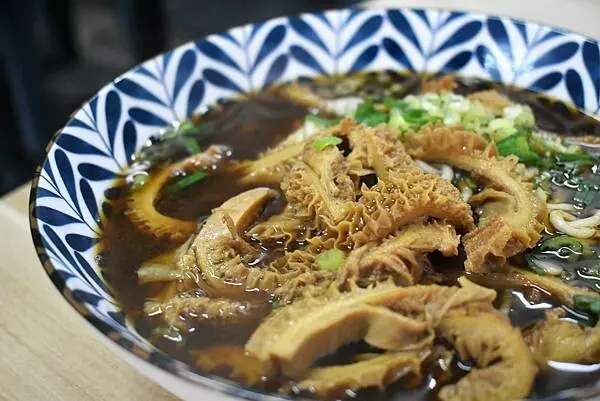 台南美食【享糊牛肉麵】安定交流道附近，牛肉給的超豪邁的紅燒牛肉麵，小黃瓜絲很多的老北京酢醬麵，好吃的手作韓國泡菜((附菜單 - 壽司羊 的 美食旅行