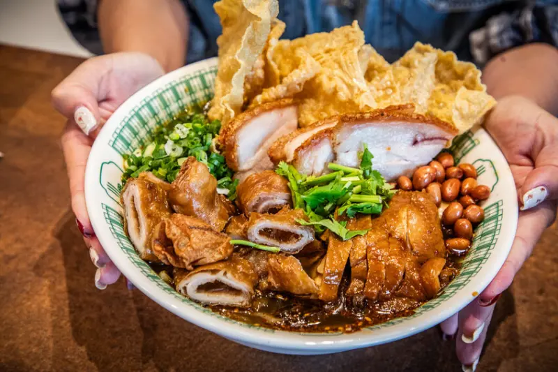 小螺波板橋店｜味道zer一下就上來了！一吃絕對成主顧，鮮香酸爽大份量螺螄粉