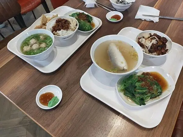 台中烏日周氏蝦捲~台鐵烏日店~台南人氣小吃~在烏日三鐵共構的台鐡~給您滿滿的幸福感~順遊TRC台灣鐵道故事館~