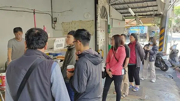 被網友評為第一名乾麵！無時無刻都要排隊才能吃到的無名路邊攤美食！沒有明顯的招牌和店名，卻有著無時無刻