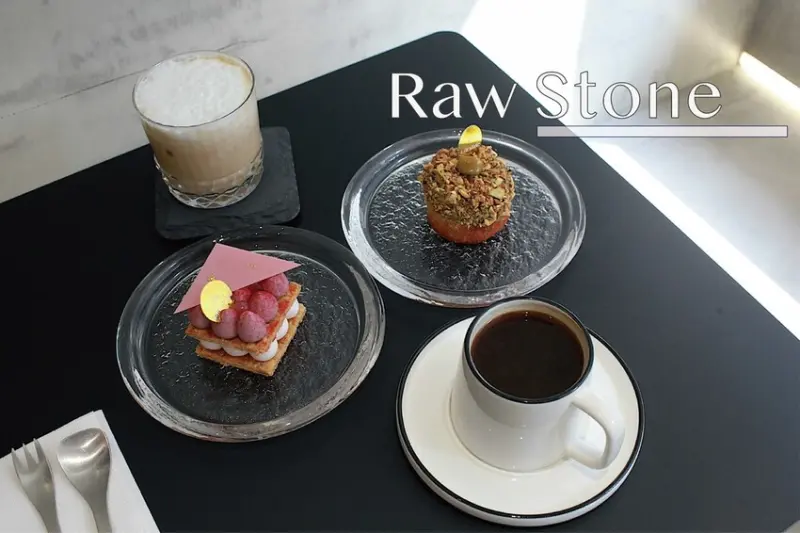 吃。高雄美食｜苓雅區。「Raw Stone」新店報報!!!!!文化中心周遭精緻法式甜點店，唯美氛圍值得網美再衝一波