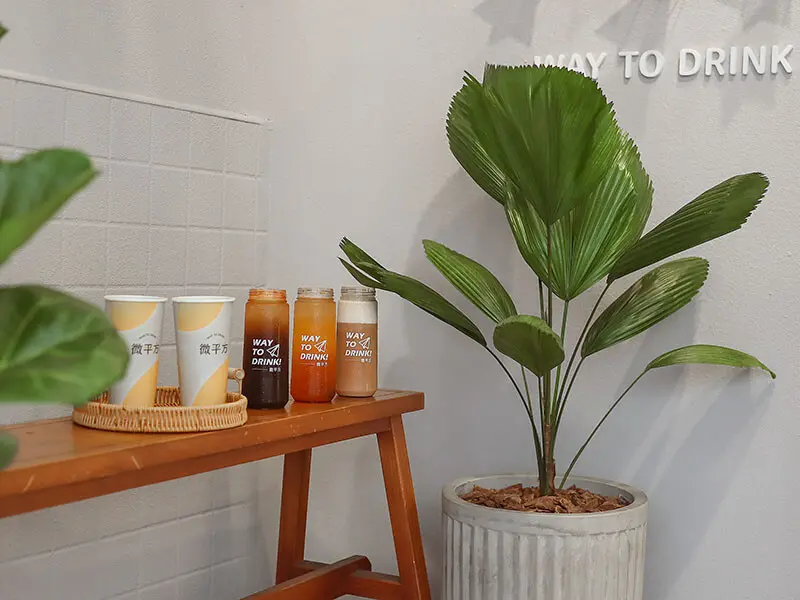 微平方茶飲竹北三民店 純茶系列$30元起 氣泡控必喝的西西里美式愛生氣 厚奶蓋可搭配四種基底茶湯以及100%鮮搾果飲