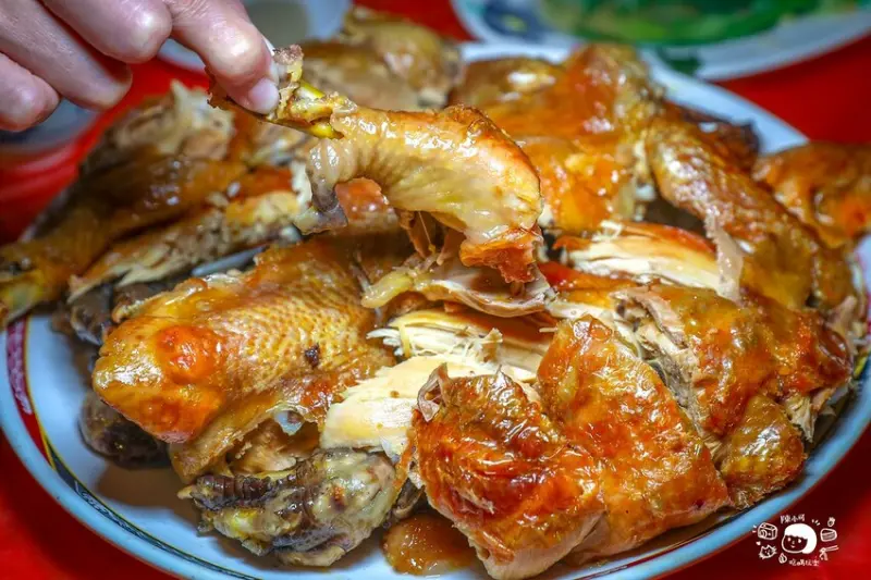 山中隱密不起眼的餐廳，香噴噴桶仔雞超多人，想吃還要預訂，老饕吃過推薦，來去探探路！