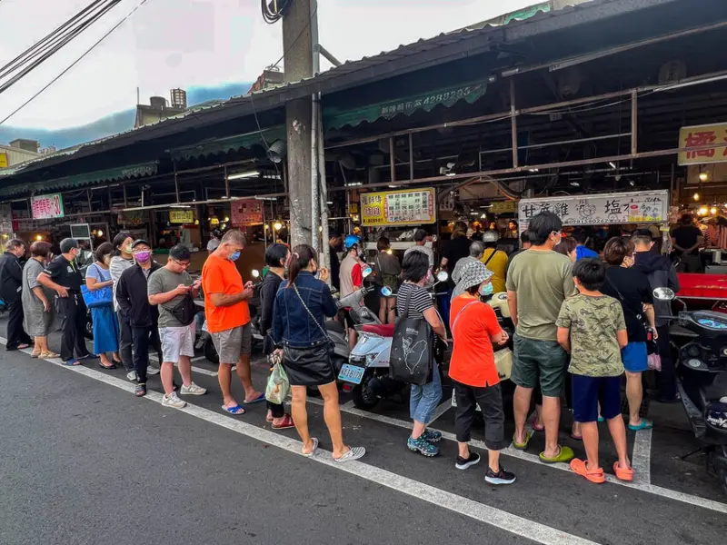 雞大王甘蔗雞｜甘蔗雞煙燻香氣濃郁又嫩，還沒開攤就排成長龍的好吃甘蔗雞