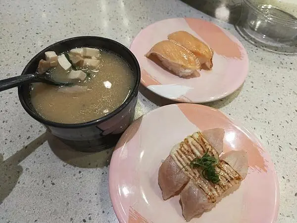 桃園中壢爭鮮迴轉壽司~就在眼前慢慢晃過~想吃什麼~伸手就可取得~方便又舒適的用餐空間~