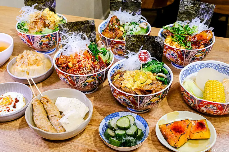 炙烤燒肉飯、雞腿飯搭關東煮新潮樣貌，子是燒肉文青風燒肉飯，脆彈肉片配半熟蛋包好誘人！