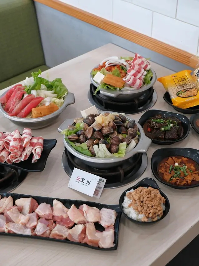 [台中沙鹿]京川鍋物 台中沙鹿店｜沙鹿店限定鍋物『蒜香爆蛤鍋』｜+$10元無鍋料換蔬菜｜涼麵、熟食周邊吃到飽｜內附菜單 - 萍姐愛分享