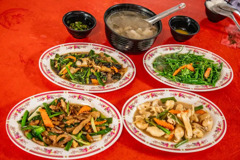桂梅小吃｜苗栗客家菜推薦，四菜一湯只要600元！？白飯還吃到飽！