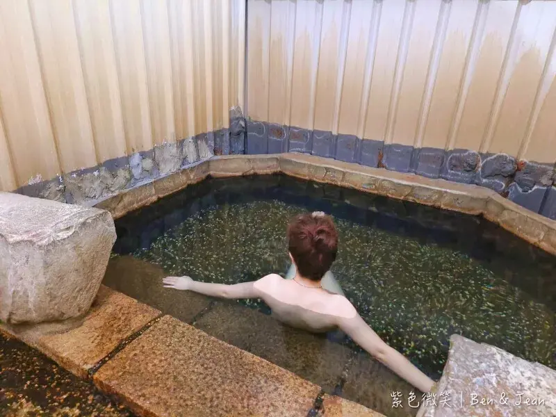 宜蘭春和泡湯》礁溪溫泉源頭區老字號平價湯屋，雙人湯屋200元，大眾池90元無限時間