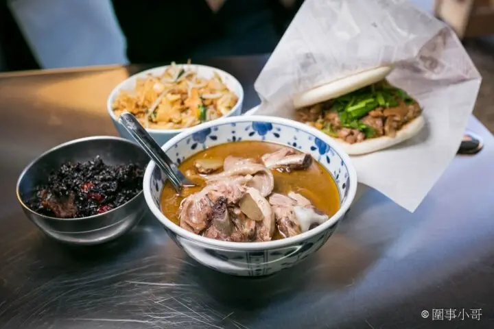 宜蘭羅東小吃推薦！我家肉粽不只賣肉粽跟刈包，冬天限定版的全酒麻油雞讓你今年冬天暖呼呼唷～鐵板上現炒出來的客家炒粄條跟炒麵好香啊～我在樓上都聞到了啦～～