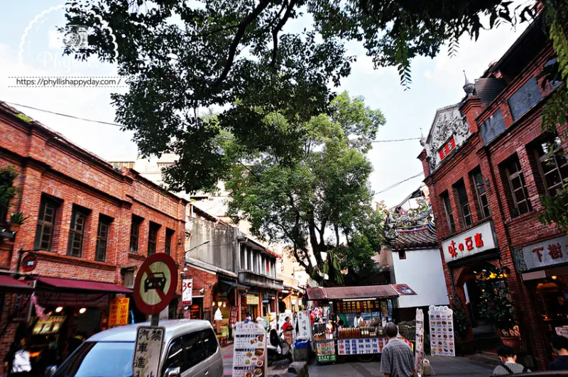 深坑老街必吃的特色美食：『老街頭炭燒豆腐霜淇淋』獨特焦香濃醇風味、人手一支的傳奇美味！ - 相片中的菲莉絲