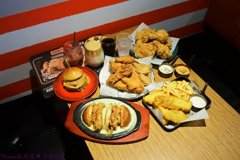 屏東縣屏東市屏東漢堡【紅鈕釦美式餐廳】桌邊淋上起士醬雞腿堡鐵板滋滋響超罪惡！內用汽水爆米花霜淇淋無限暢食│屏東炸
