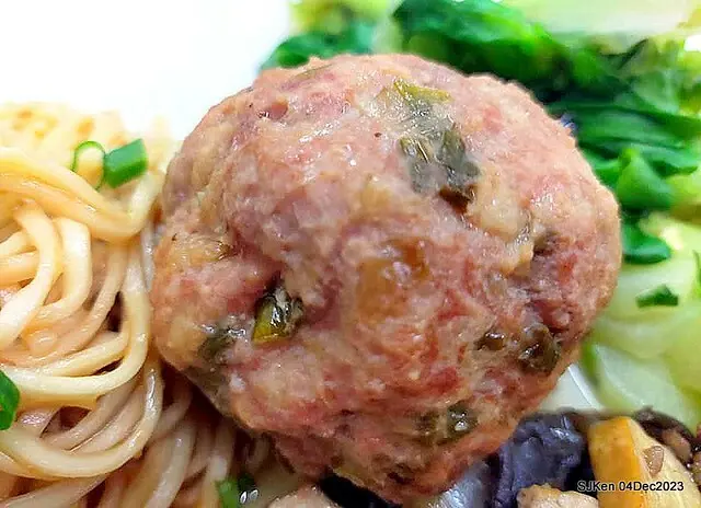 (捷運小巨蛋站附近美食)「老北京炸醬麵館」 --- 「紅燒獅子頭乾麵」、「豆干包湯」與「滷豆腐」，久違了思念好滋味!