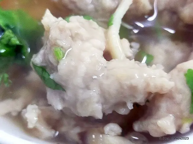 (北捷忠孝新蘆線大橋頭站2號出口附近美食)無名有招牌的「肉羹．魯肉飯」--- 超美味高CP值銅板價的香菇肉羹湯與赤肉滷飯。