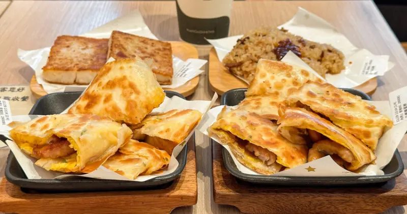 【新北】中和－福洱商行 令人無法招架的酥脆蛋餅結合糖醋雞好美味！店家特製辣椒醬超涮嘴～中和早餐推薦，中和環球附近美食。