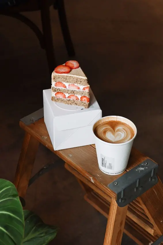 忠孝復興新開幕咖啡廳 草莓蛋糕 小圓麵包