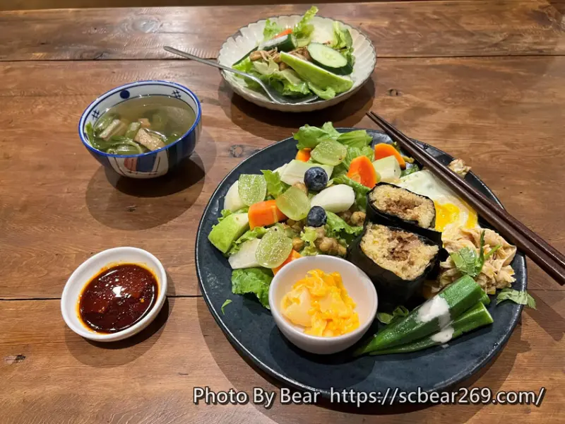 【羅東】「芭蕉小喜蔬房．隱身巷弄裡的綠色餐廳，西班牙風創意蔬食料理（魯凱小米粽沙拉盤/臭豆腐飯/甜點/