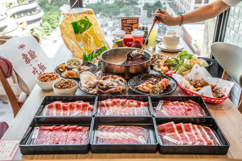 小福利麻辣鍋 中茂店｜火鍋版饗食天堂！爽吃百種食材，竟然還有炙燒握壽司！