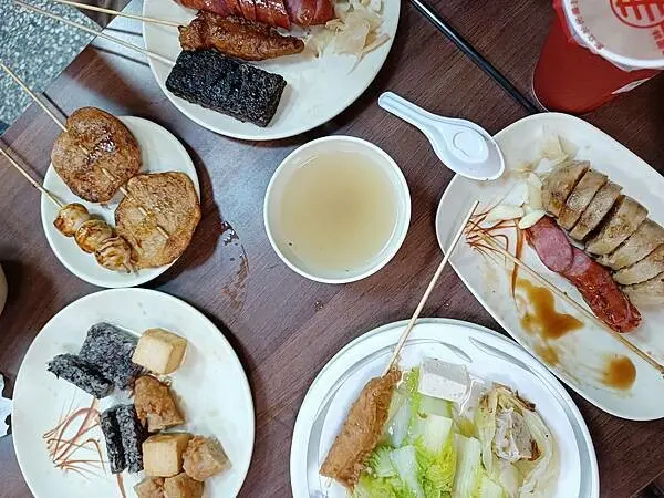 三民市場烤黑輪到底要吃哪一家呢？【三水關東煮】以大骨熬製的湯頭，打造清甜的關東煮風味；烤的黑輪Ｑ彈又