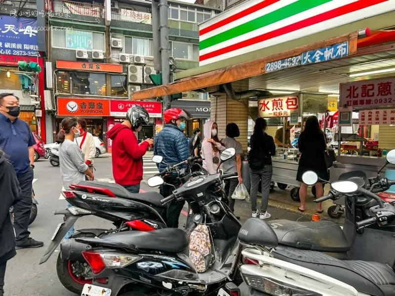 漲價了還是生意很好，小小一攤超強人氣水煎包，用餐時間排隊人潮沒有間斷