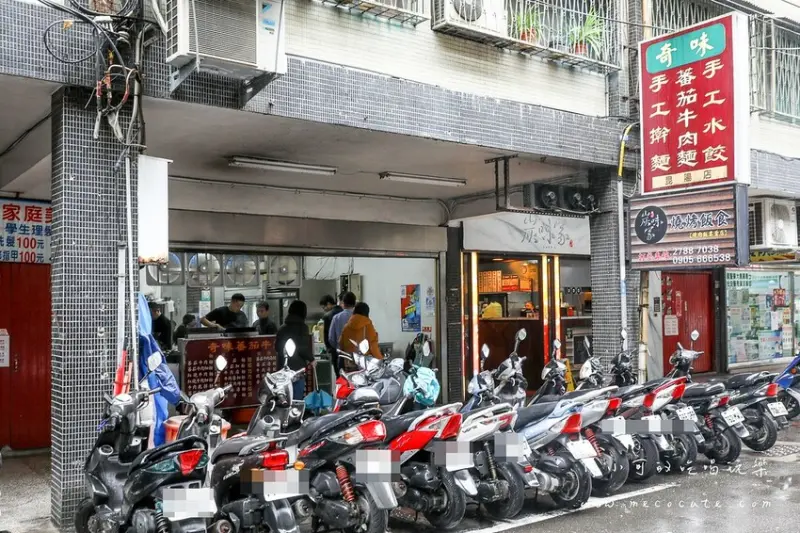 整條街生意最好就這間，食尚玩家推薦蕃茄牛肉麵，我覺得滷味也很強！