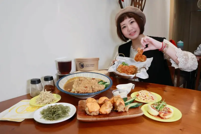 基隆美食一燔歐姆蛋咖哩、炸雞，韓式炸雞套餐、歐姆蛋咖哩飯完美組合～基隆仁愛市場美食旁