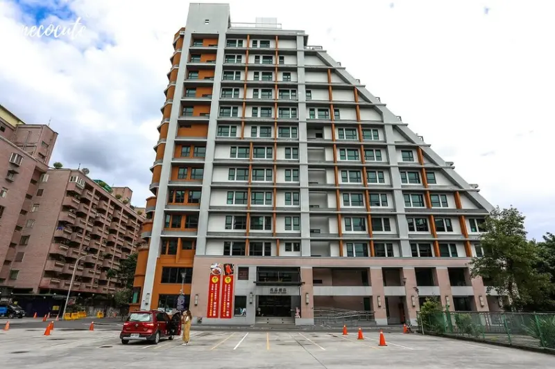 平日住宿率超高，早餐吃到飽很優秀，還有免費露天游泳池～房內溫泉池泡湯舒服