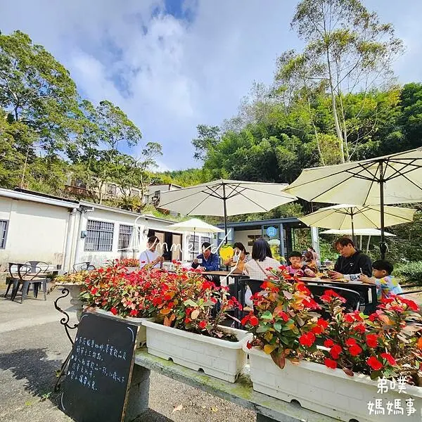 【嘉義‧梅山】100% 咖啡莊園手沖咖啡│自家茶園、咖啡豆，每日限量甜點。