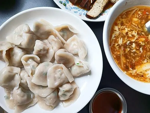 每日限量、水餃現包手擀皮，不能沒喝過的酸辣湯，藏身在枋寮～【榕樹下酸辣湯】枋寮小吃推薦※枋寮美食推薦