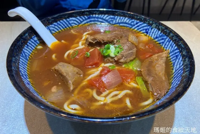 新莊美食 瑪賀牛肉麵 推薦大麥克牛肉麵 加５元蕃茄湯底味道更棒 近捷運幸福站