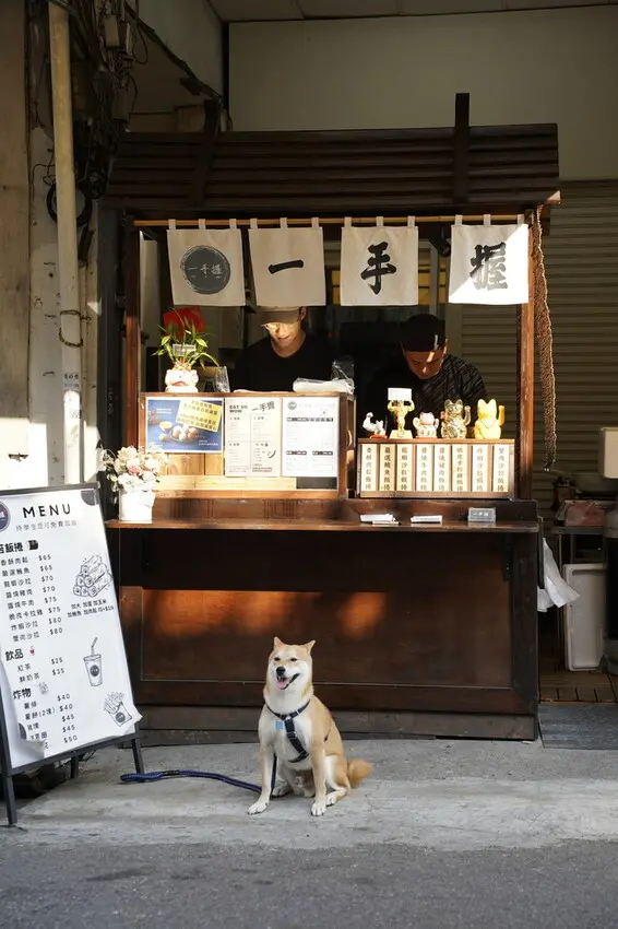 台南南一中超人氣海苔飯捲【一手握】，多種口味和炸物，必搭鮮奶茶！學生還可以免費加飯！台南美食推薦