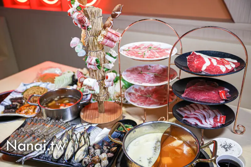 台中火烤雙饗宴！重量級雙塔套餐六盤肉、超過30種食材無限夾、套餐每人加100元海鮮吃到爽，必點浮誇糖葫蘆木樁烤串