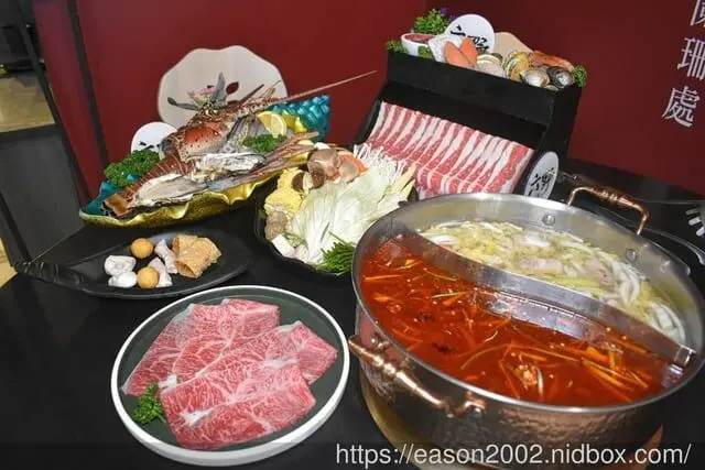 新竹火鍋推薦 | 六野鴛鴦鍋物 浮誇系和牛龍蝦雙人海陸套餐 一斤重的大龍蝦、日本A5和牛還有肉瀑布造型肉盤，細火慢熬的湯頭醇厚，最頂級的美味饗宴 -  就是這樣。吃喝玩樂。愛漂亮部落格 - Fashi