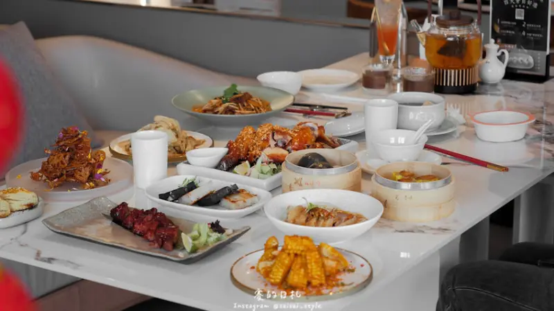 點八粵｜台南美食｜在台南focus七樓的粵式餐廳，空間舒適、餐點美味，紅黎麥蒜香雞雖需要預訂，但絕對值得！鮑魚燒賣、麻香口水雞