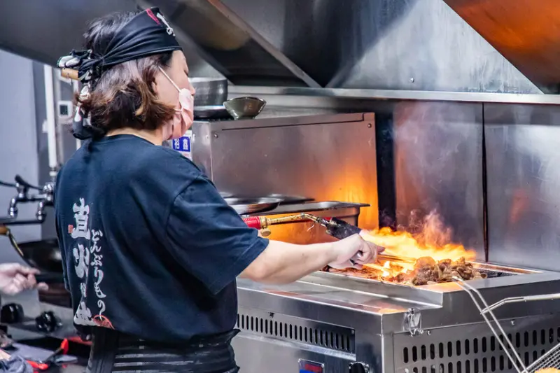 南投縣埔里鎮宮本武丼直火肉山燒肉丼埔里店｜邪惡指數破表！百元就能吃到直火炙燒大份量燒肉丼飯