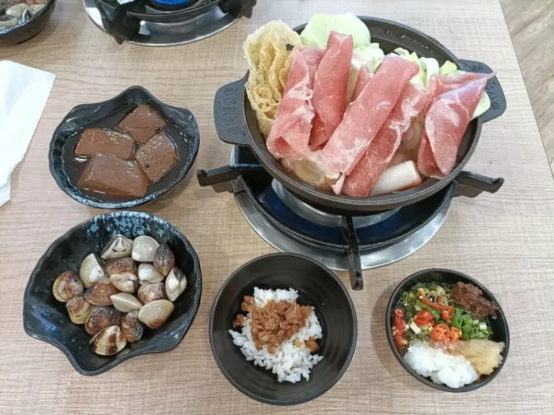 桃園市桃園區桃園美食|太夯滿足鍋物-中山店。個人平價小火鍋最便宜只要190元，白飯、滷肉飯、冬粉、王子麵、飲料、冰淇