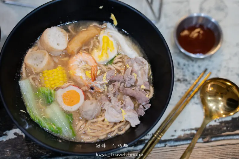 【毅愘萊鍋燒】銅板價爆料鍋燒！嘉義東區美食，大骨熬湯醇香好喝，五樣炸物百元轟炸摩天輪，嘉義午餐推薦│菜單