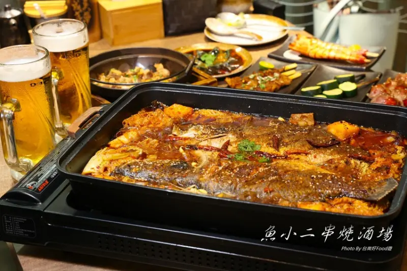 台南市東區秒到日本~在日式居酒屋裡吃道地重慶烤魚、老罈酸菜烤魚、串燒烤物、熱炒，氛圍感滿滿!台南超人氣「魚小二串燒酒場」只營業晚上想吃先訂位 @台南好Food遊